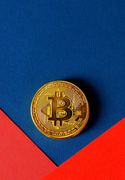 Bitcoin Aislado Sobre Fondo Azul Rojo Tecnología Blockchain Concepto Minería — Foto de Stock