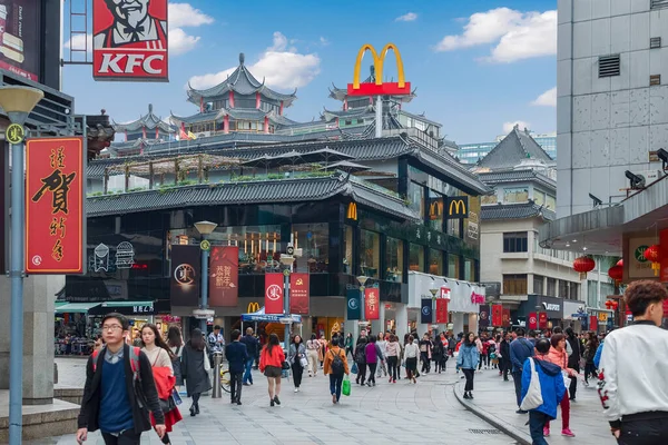 McDonalds, geleneksel Çin inşaat tarzında Shenzhen caddesinde yeniden yağmur yağdırıyor. Görüntü bulanıklığı olan bir fotoğraf. Shenzhen, Çin, 2018-03-08. 