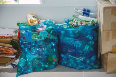 Geri dönüşüm için farklı atık türleri sınıflandırılır. Evdeki çöpleri, kağıtları, metalleri, plastikleri poşetlere ayırmak. Çevreye duyarlı davranış kavramı Vietnam, Nha Trang: 2020-12-14