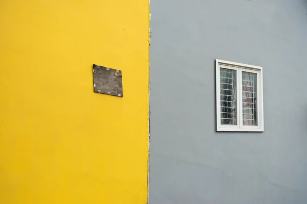 Stará Zeď Oknem Pomalovaným Žlutými Šedými Barvami — Stock fotografie