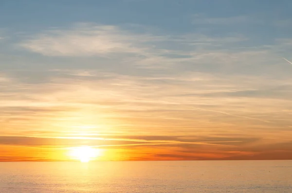 Вдохновляющее Спокойное Море Закатным Небом Красочный Горизонт Над Спокойной Водой — стоковое фото