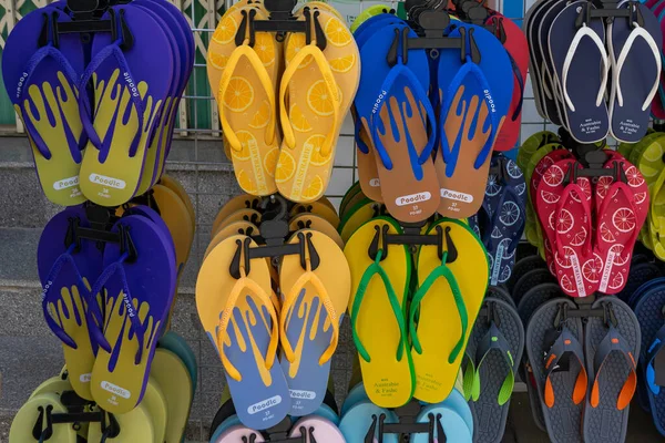 Veelkleurige Pantoffels Koop Straatmarkt Kraam Met Traditionele Toeristische Producten Nha — Stockfoto