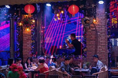 İnsanlarla dolu bir gece barı. Kilitleme sırasında ünlü turist caddesi Bui Vien 'de gece hayatı. Vietnam, Ho Chi Minh: 2020-12-04 