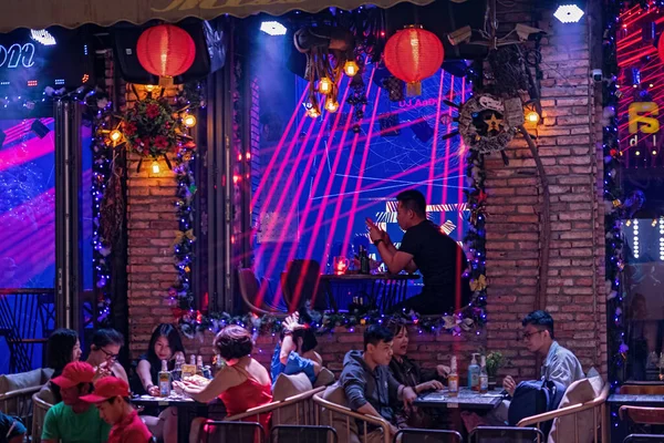 Nachtbar Met Mensen Nachtleven Beroemde Toeristische Wandelstraat Bui Vien Tijdens — Stockfoto