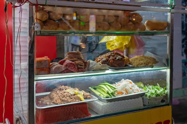 Стол Традиционной Уличной Едой Banh Вьетнамское Национальное Блюдо Небольшой Багет — стоковое фото