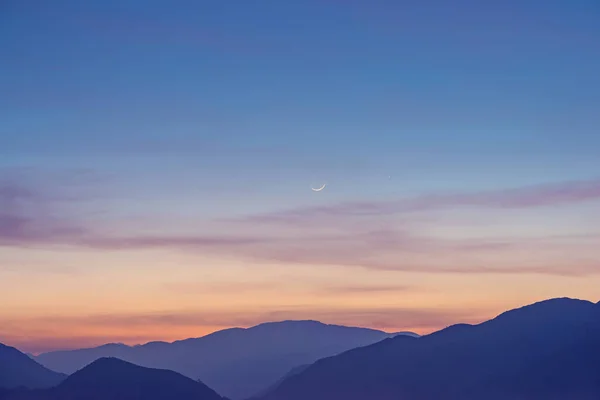 Півмісяць Піднімається Над Гірським Силуетом Яке Градієнтне Небо Новим Місяцем — стокове фото