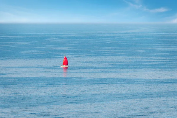 Вид Воздуха Парусник Красным Парусом Среди Открытого Моря Летний Отдых — стоковое фото