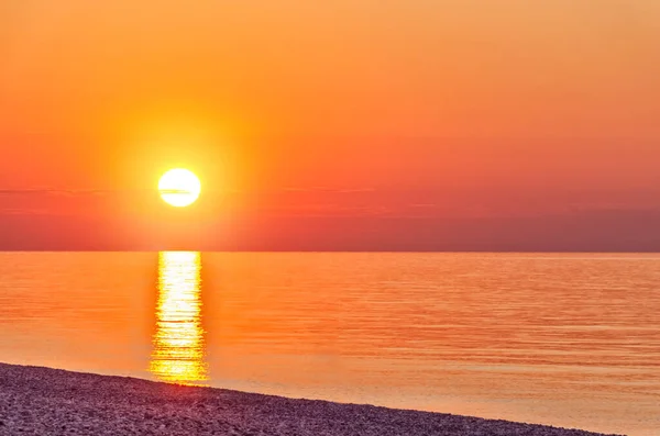 Золотой Закат Солнечной Дорожкой Над Морской Водой Разбавленное Фото Размытием — стоковое фото