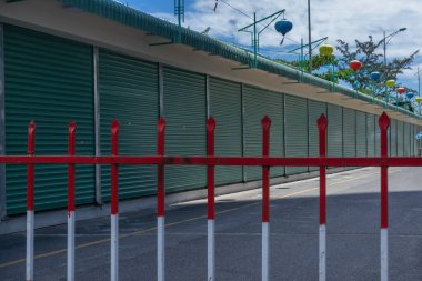 Metal bariyer ızgarası caddeye erişimi yasaklıyor. Kapalı şehir alanı. Vietnam, Nha Trang. 