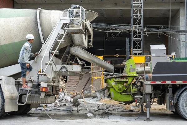 Küf Formunda Beton Döken Karıştırıcı Kamyon Operatörü — Stok fotoğraf