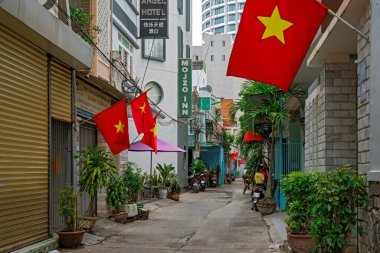 Ulusal Bayram 'da Vietnamlı Bayrakları Sokakları Alıyor. Nha Trang, Vietnam: 2020-10-13