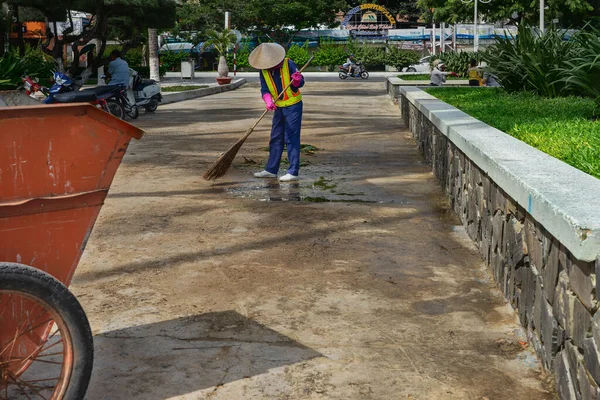Süpürge Işçisi Süpürgeyle Şehir Caddesini Temizliyor Nha Trang Vietnam 2020 — Stok fotoğraf