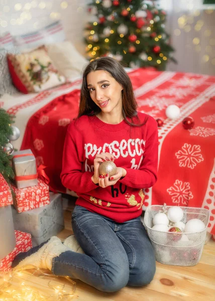 Souriante Jeune Femme Assise Sur Sol Décorant Arbre Noël Maison — Photo