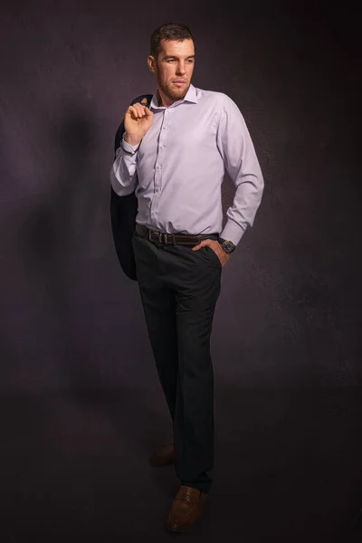 Портрет Молодого Привлекательного Бизнесмена Деловом Костюме Рубашке Стоящего Курткой Руке — стоковое фото