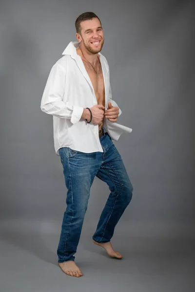 Портрет Танцующего Молодого Смеющегося Босоногого Человека Одетого Белую Расстегнутую Рубашку — стоковое фото