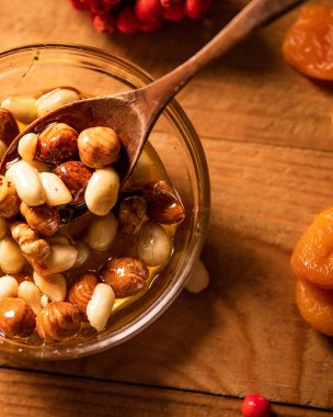 Bal ve fındık karışımı yuvarlak kasenin üst görüntüsü. Rowan çilekleri. natürmort.