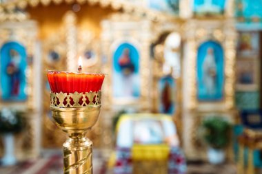 Bir Ortodoks Ukrayna kilisesinin içinde. Bir Ortodoks Ukrayna kilisesinin içinde. Altın bir şamdanda ya da şamdanda yanan kırmızı mum.