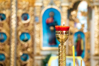 Bir Ortodoks Ukrayna kilisesinin içinde. Bir Ortodoks Ukrayna kilisesinin içinde. Altın bir şamdanda ya da şamdanda yanan kırmızı mum..