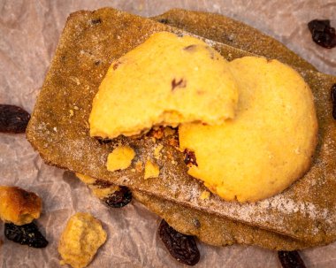 Parşömen kağıdında kuru üzümlü taze tortilla ve kurabiyelerle yapıldı..