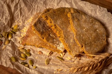 Tahta masada taze ekmek ve buğday..