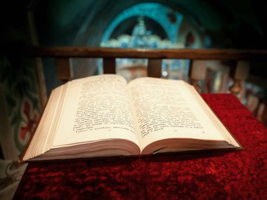 Pokrov, Ukrayna - 24 Ocak 2021: St. John Chrysostom Kilisesi 'nde Açık İncil kitabı