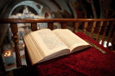 Pokrov, Ukrayna - 24 Ocak 2021: St. John Chrysostom Kilisesi 'nde Açık İncil kitabı