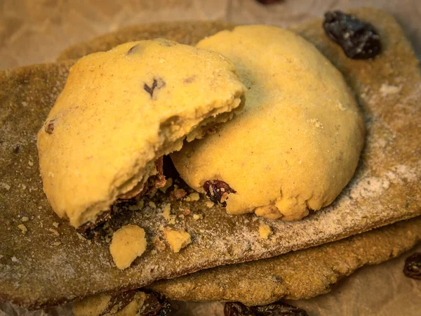 Ev yapımı taze tortilla ve kuru üzümlü kurabiye. Mısır gevreği kırıntıları.