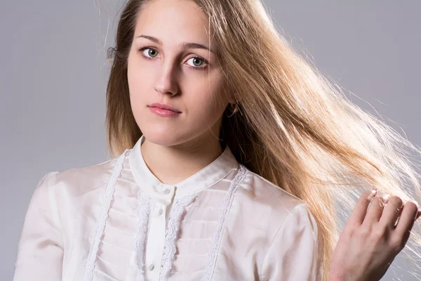 Beauty porträtt av en ung blond flicka — Stockfoto