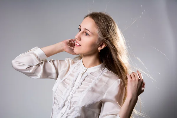 Krása portrét mladé blonďaté dívky — Stock fotografie