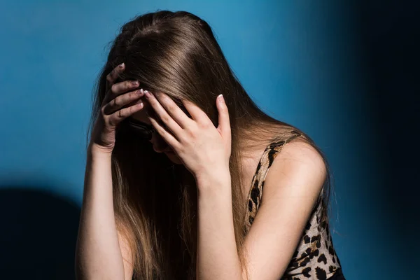 Mulher triste cobrindo seu rosto com as mãos — Fotografia de Stock