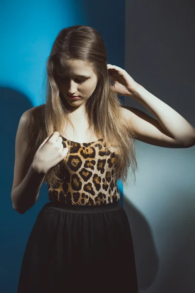 Menina bonita brilhante abaixou os olhos e a cabeça — Fotografia de Stock