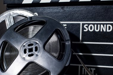 Yakın çekim film kamera chalkboard ve rulo