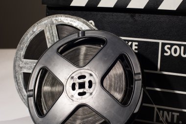 Yakın çekim film kamera chalkboard ve rulo