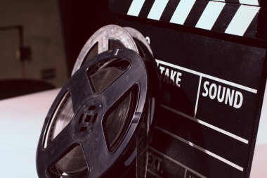 Yakın çekim film kamera chalkboard ve rulo