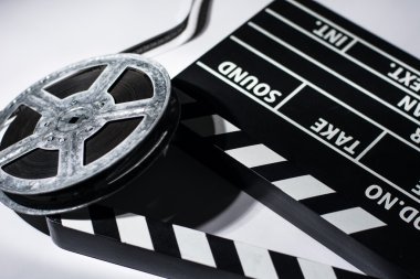 Hafif bir arka plan üzerinde film alkış