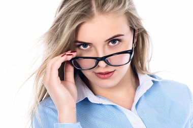 Yakın çekim şirin kız ile gözlük