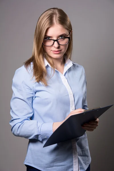 Fundersam ung kvinna i glas ständiga — Stockfoto