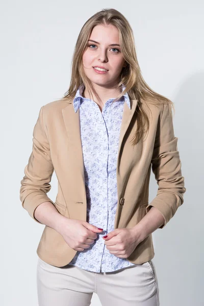 Hermosa joven rubia en una chaqueta beige claro — Foto de Stock