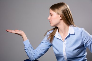 genç kadın gösteren ürün