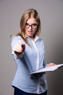 Kamera kalem genç kadın işaret