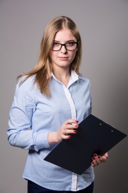 Dalgın genç kadın durup gözlüklü