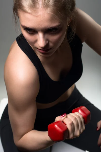 Giovane donna atletica che fa un allenamento di fitness con i manubri — Foto Stock