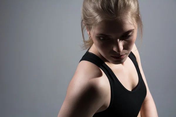 Portrait of a young athletic woman — Stock Photo, Image