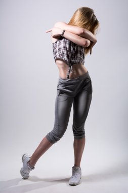 Genç modern dansçı bir poz