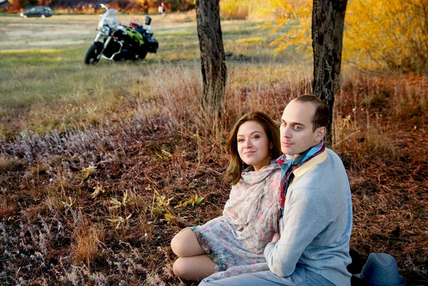 Guy e menina na floresta outono — Fotografia de Stock