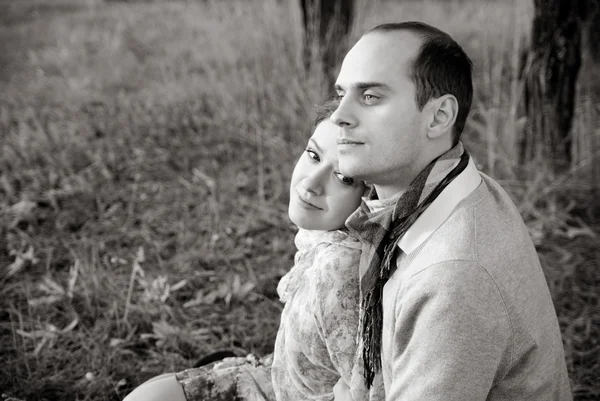 Guy et fille dans les bois automne — Photo