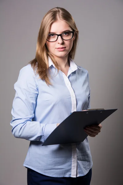 Jovem mulher pensativa em óculos — Fotografia de Stock