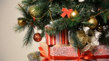 Sevimli Noel köknar ağacının altında kurdele ile kutu