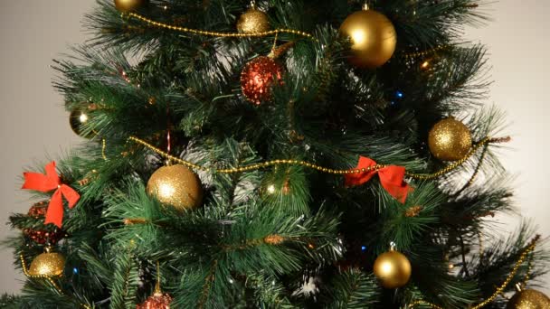 Glinsterende kerstboom met speelgoed. — Stockvideo