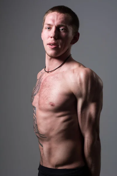 Portrait d'un jeune homme musclé — Photo